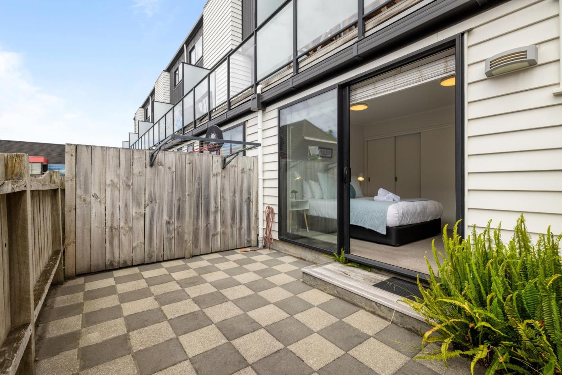 Centrally Located- Modern Sunny Townhouse Mount Maunganui Exterior photo